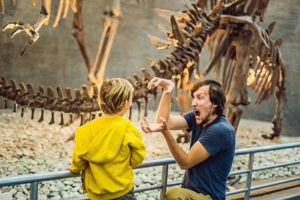 Apa Fiú Birtoklás Móka Miközben Dinoszaurusz Csontváz Múzeum — Stock Fotó