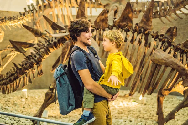 Ojciec Chłopiec Oglądania Szkieletu Dinozaura Muzeum — Zdjęcie stockowe