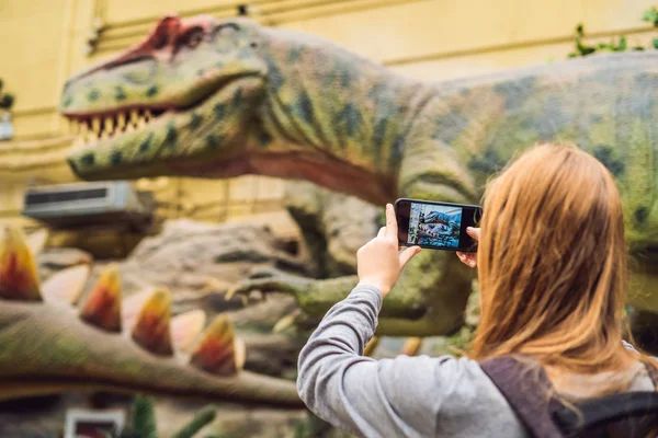 Закри Жінці Допомогою Мобільного Телефону Фотографують Динозавра Виставка — стокове фото