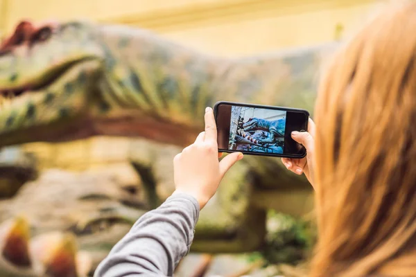 Закри Жінці Допомогою Мобільного Телефону Фотографують Динозавра Виставка — стокове фото