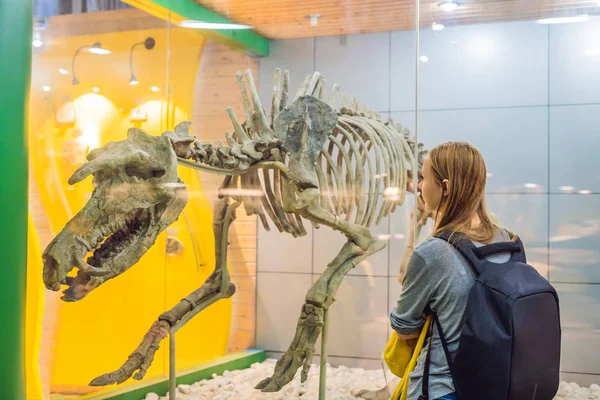 Peking Kína, október 16-án, 2018: Fiatal nő néz dinoszaurusz csontváz Múzeum — Stock Fotó