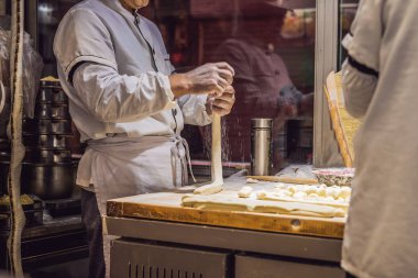 Çin aşçılar Restoran mutfağında köfte yapma görünümünü kırpılmış.