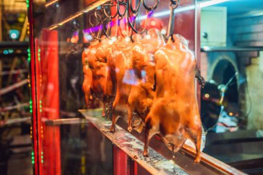 Pekin ördeği maliyet olarak hizmet vermeye hazırlanıyor fırında, Kavurma