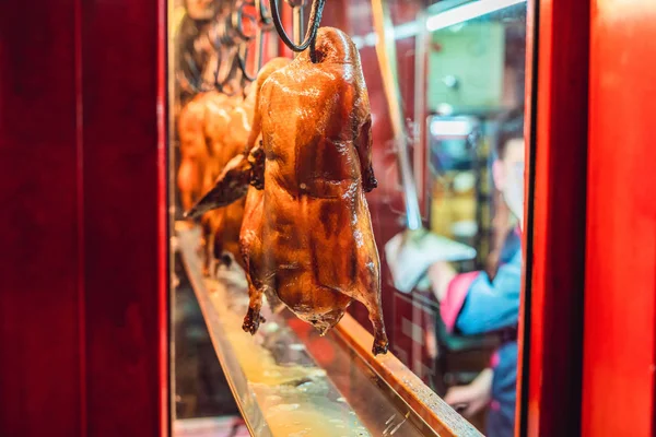 Πάπια Πεκίνου ψήσιμο στο φούρνο, που προετοιμάζονταν να υπηρετήσουν επί του κόστους — Φωτογραφία Αρχείου