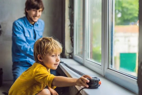 Padre Hijo Reparando Ventanas Juntos — Foto de Stock