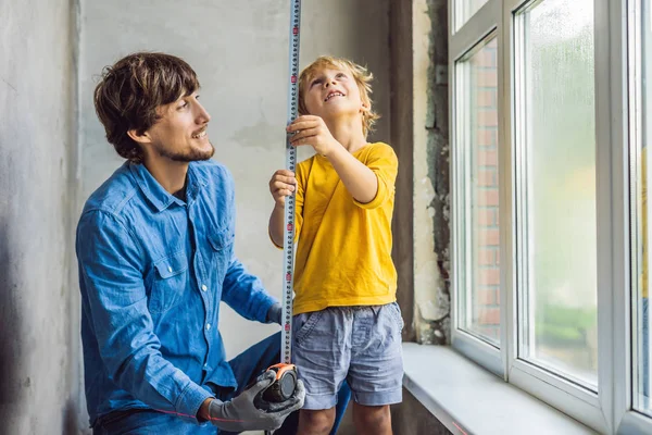 小男孩玩工具 同时修复窗口与爸爸一起装修在家里 — 图库照片