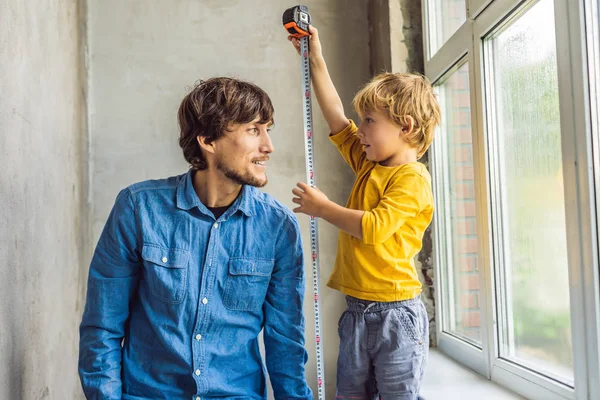 Liten Pojke Leker Med Verktyget Medan Reparera Fönster Med Pappa — Stockfoto