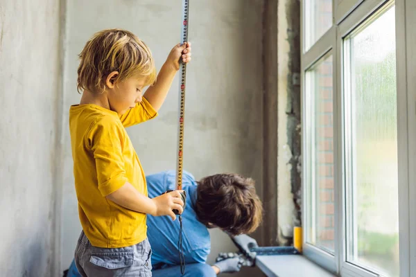 Pequeño Niño Jugando Con Herramienta Durante Reparación Ventana Con Papá — Foto de Stock