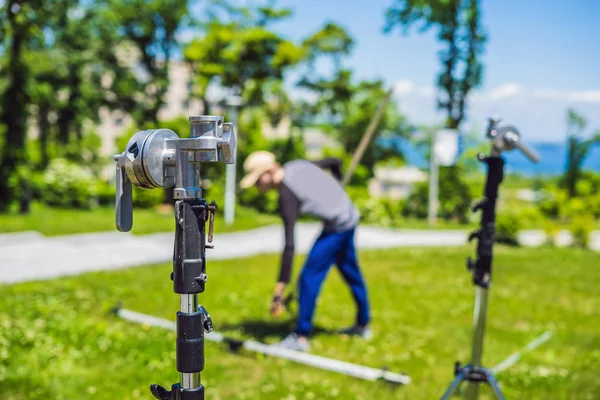 Team Grip, i membri del depurazione della luce preparano l'apparecchiatura di illuminazione prima di sparare — Foto Stock