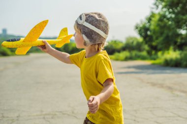 Mutlu bir çocukluk oyuncak uçak eski pist arka plan karşı oynamaktan. Çocuklar kavramı ile seyahat