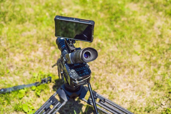 Una cámara de cine profesional en un set de producción comercial —  Fotos de Stock