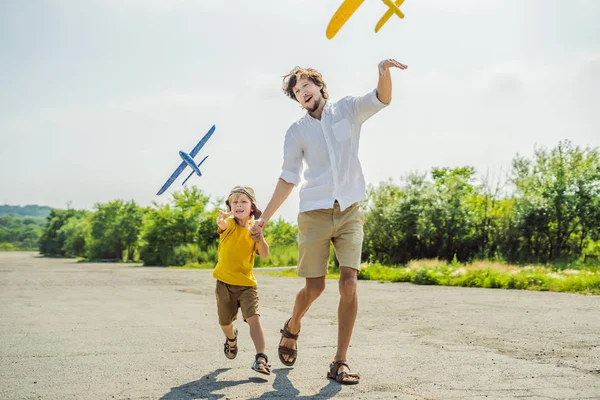 Felice Padre Figlio Giocare Con Aerei Giocattolo Campagna — Foto Stock