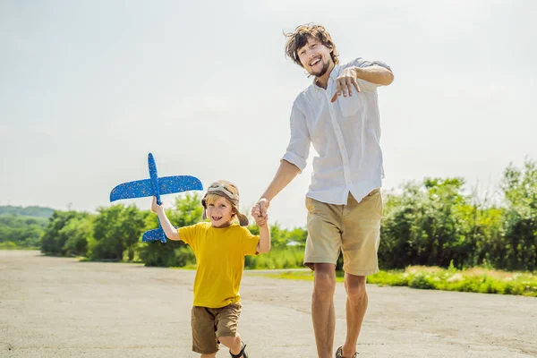 Buon Padre Figlio Esecuzione Giocare Con Aerei Giocattolo Campagna — Foto Stock