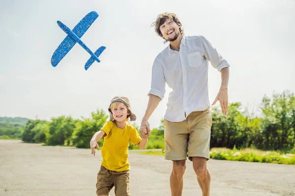 Ευτυχής Πατέρας Και Γιος Τρέχουν Και Παίζουν Αεροπλάνα Παιχνίδι Στην — Φωτογραφία Αρχείου