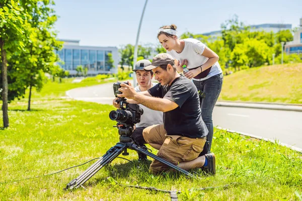 A cameraman operator discuss the shooting process with a director and dp — Stock Photo, Image