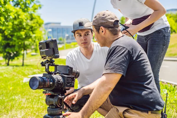 Un operatore cameraman discutere il processo di ripresa con un regista e dp — Foto Stock