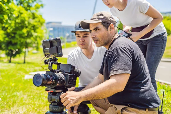 Un operatore cameraman discutere il processo di ripresa con un regista e dp — Foto Stock