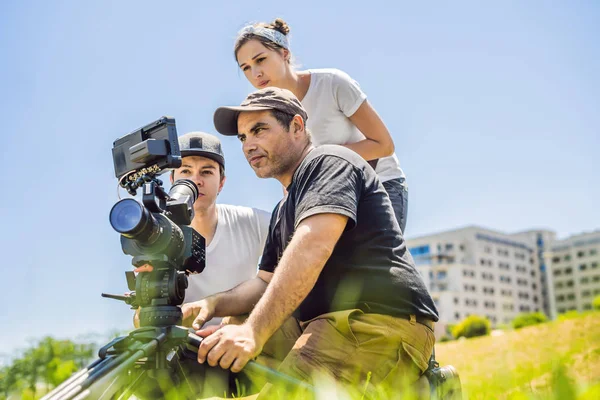 Un operatore cameraman discutere il processo di ripresa con un regista e dp — Foto Stock