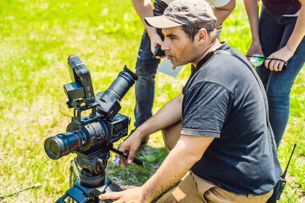 Un opérateur de caméraman discuter du processus de prise de vue avec un réalisateur et dp — Photo