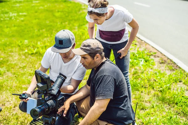 Un operatore cameraman discutere il processo di ripresa con un regista e dp — Foto Stock