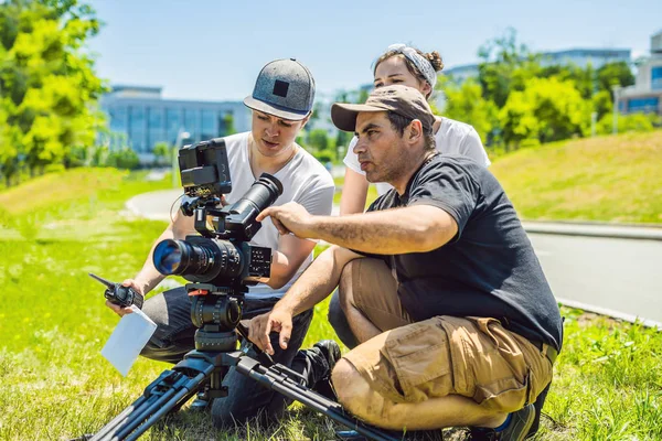 Un operatore cameraman discutere il processo di ripresa con un regista e dp — Foto Stock