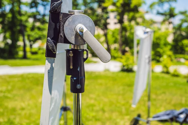 Grip team, light depurtment members prepare the lighting equipment before shooting — Stock Photo, Image