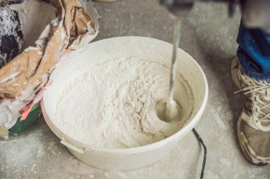 Erkek ressam macun kova ile el Mikser yoğurma Close-up.
