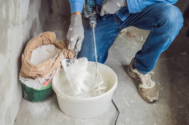Erkek ressam macun kova ile el Mikser yoğurma Close-up.