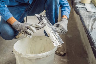 Gündüzleri ev tadilatı Oda Ana temizlik yakın çekim macun bıçak.