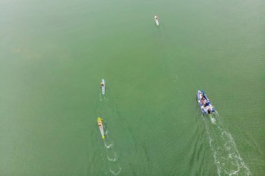 Bay su sporu rekabet Yunanistan ise sup kurullarında yüzen insan havadan görünümü.