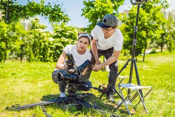 Dos jóvenes cineastas en un set exterior de producción comercial —  Fotos de Stock