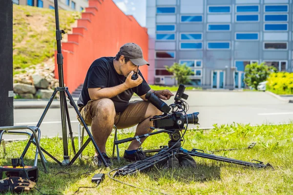 Processo di ripresa sul palcoscenico cinematografico - set di produzione commerciale, postazione esterna.Profeccional cameraman gestisce la fotocamera — Foto Stock