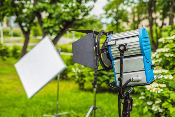 Grip team, light depurtment members prepare the lighting equipment before shooting — Stock Photo, Image