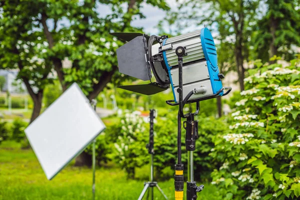 Team Grip, i membri del depurazione della luce preparano l'apparecchiatura di illuminazione prima di sparare — Foto Stock