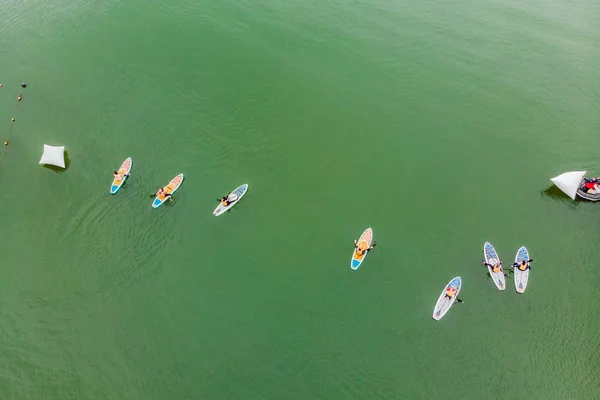 Luchtfoto Van Mensen Drijvend Sup Boards Baai Terwijl Water Sport — Stockfoto