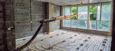 Beton pompası beton zemin daire seviyeye evin içine dökülen