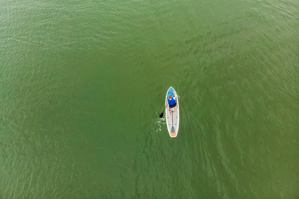 Vista Aérea Del Hombre Flotando Agua Grecia — Foto de Stock