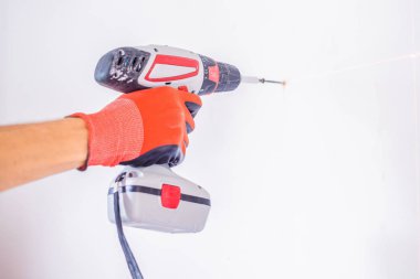 Adam vidayı duvara sıkıştırıyor.