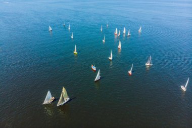 Okyanusun masmavi su gösterilen yukarıda vurdu Yelkenli.