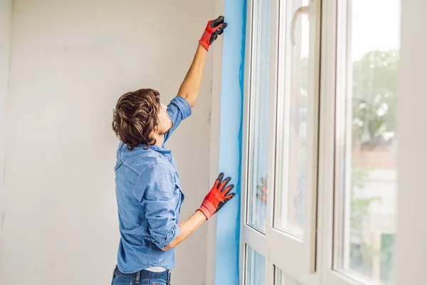 Mann Blauen Hemd Benutzt Klebeband Beim Fenstereinbau — Stockfoto