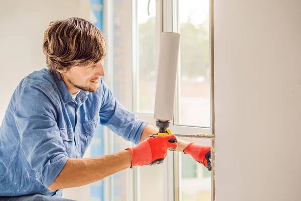Junger Handwerker Blauen Hemd Mit Schaumstoff Elektrowerkzeug Beim Fenstereinbau — Stockfoto