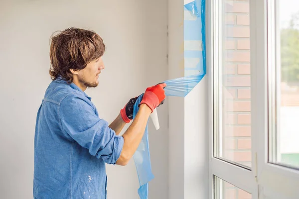 Mann Blauen Hemd Benutzt Klebeband Beim Fenstereinbau — Stockfoto