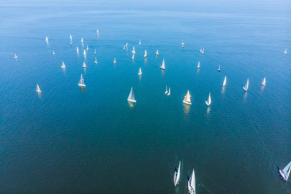 Zeilboot schot boven het helder blauwe water van de oceaan tonen — Stockfoto