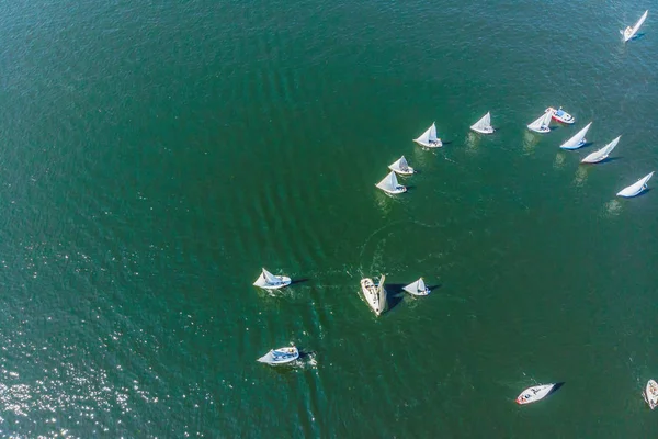 Zeilboot schot boven het helder blauwe water van de oceaan tonen — Stockfoto