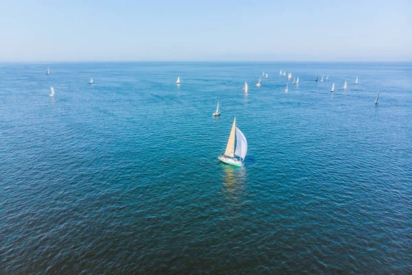 Zeilboot schot boven het helder blauwe water van de oceaan tonen — Stockfoto