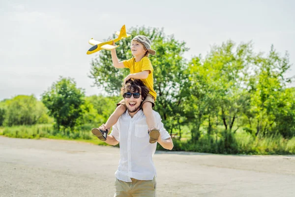 Uomo Felice Con Piccolo Figlio Che Gioca Con Aeroplano Giocattolo — Foto Stock