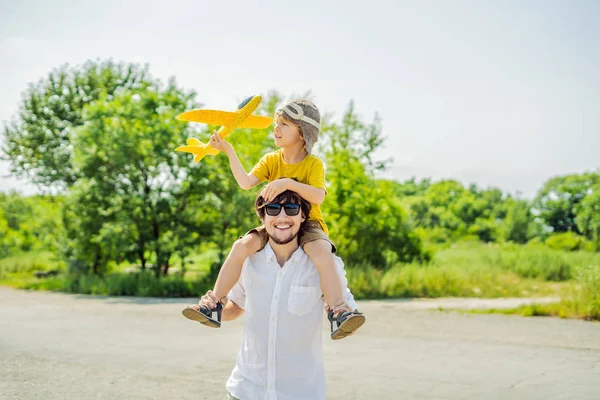 Ευτυχισμένος Άνθρωπος Μικρό Γιο Του Παίζοντας Αεροπλάνο Παιχνίδι Στην Εξοχή — Φωτογραφία Αρχείου