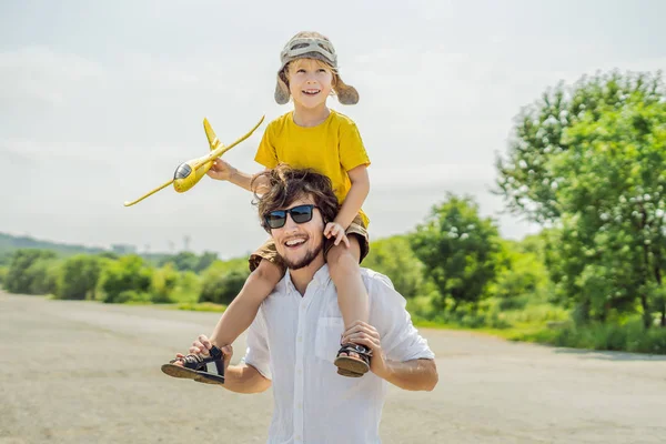 Uomo Felice Con Piccolo Figlio Che Gioca Con Aeroplano Giocattolo — Foto Stock