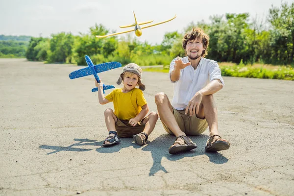 Buon Padre Figlio Che Giocano Con Aeroplano Giocattolo Sullo Sfondo — Foto Stock