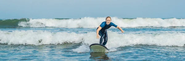 Giovane donna allegra surfista principiante con il surf blu si diverte sulle piccole onde del mare. Stile di vita attivo in famiglia, persone lezioni di sport acquatici all'aperto e attività di nuoto nel campo da surf vacanza estiva BANNER, LONG — Foto Stock